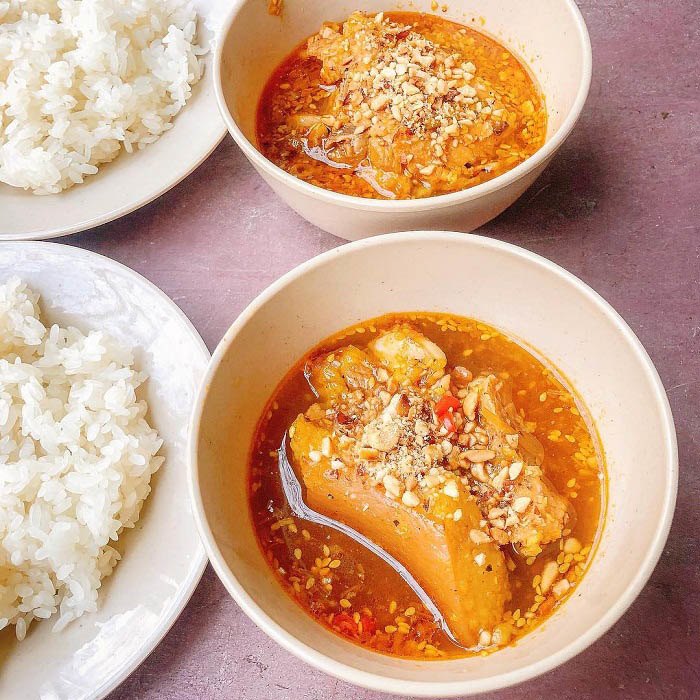 riz gluant et de la viande préparée selon le style des genres de Hué