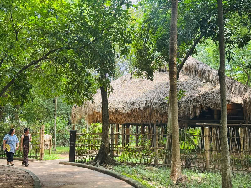 Le jardin d'architecture rassemble dix constructions venues de toutes les régions du Vietnam