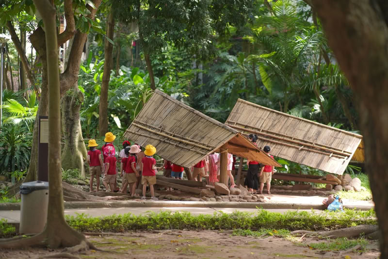 Chacune a été démontée ou bâtie sur place par des habitants du village d'origine, avec leurs matériaux et leurs rites.