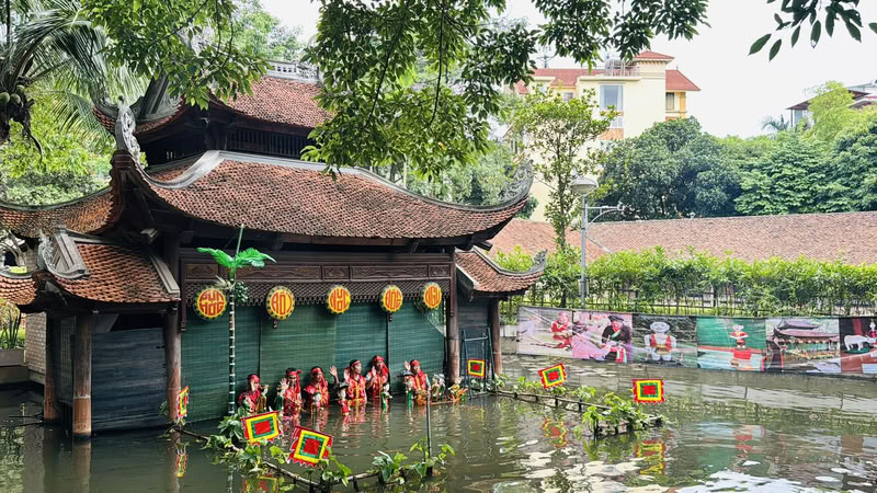 Le spectacle se regarde en plein air, dans une ambiance proche d'une fête de village. 