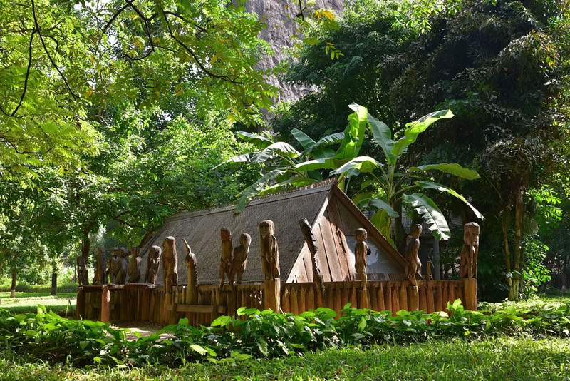 Le tombeau giarai est entouré de statues de bois sculptées