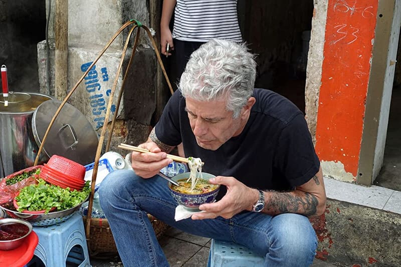 Anthony Bourdain déguste une soupe de nouilles aux escargots à Hanoï