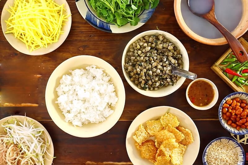 Les ingrédients nécessaires pour préparer le cơm hến