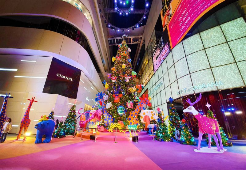 Les sapins et les décorations de Noël dans un centre commercial à Bangkok, Thaïlande