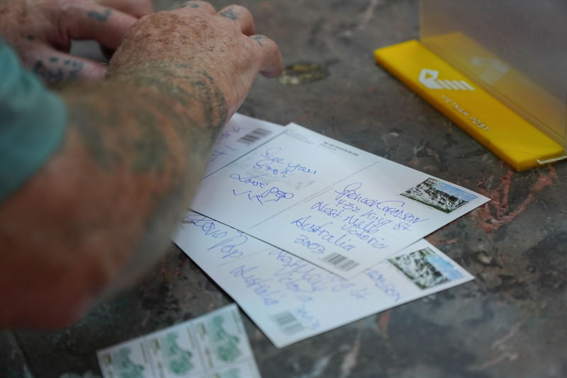 Envoyer des cartes postales ou écrire des lettres manuscrites par la poste est l'une des expériences préférées des touristes.