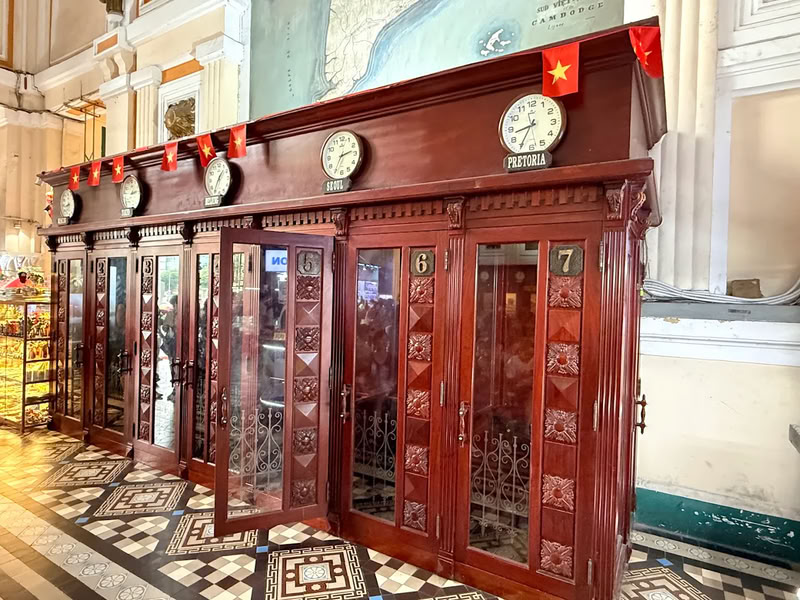 L'endroit conserve encore 14 cabines téléphoniques réparties des deux côtés du hall principal, au service des habitants et des touristes