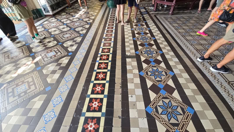 Le sol en carrelage aux motifs particuliers constitue l'une des caractéristiques architecturales majeures de la poste.