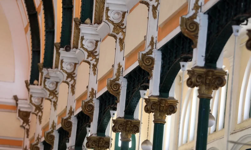 Les points d'jonction entre les piliers et les charpentes en fer sont conçus avec minutie, sculptés de motifs raffinés.