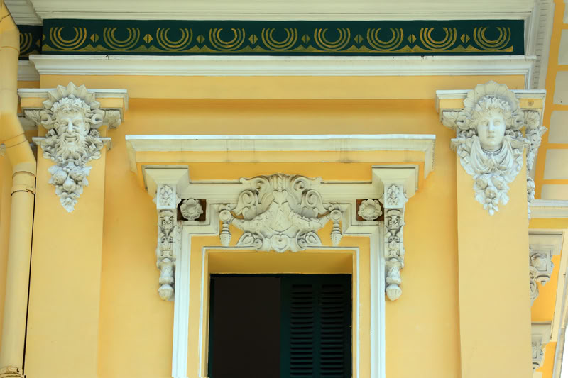 Les moulures, les frises et les motifs horizontaux créent des lignes décoratives dynamiques et symétriques, qui rappellent les gares ferroviaires d'Europe.