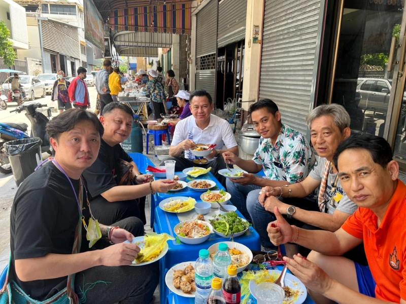 les visiteurs admirent la cuisine vietnamienne