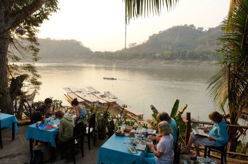 Restaurant avec une vue sur la rivière