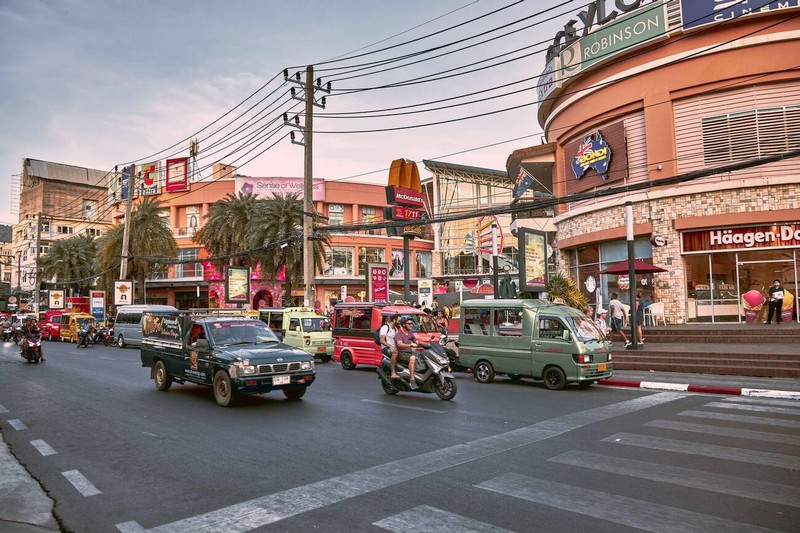 Liberté et Aventure : Scooter dans les Rues de Phuket