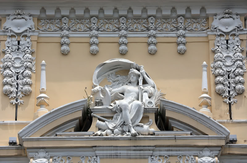 La figure féminine à droit.
