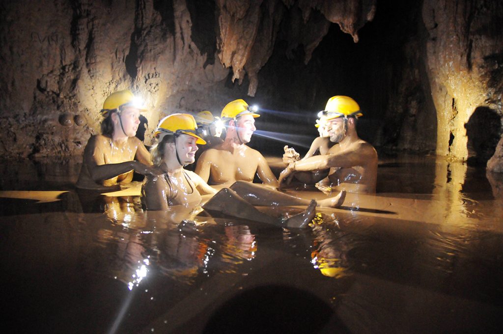 Hang Toi (Dark Cave)