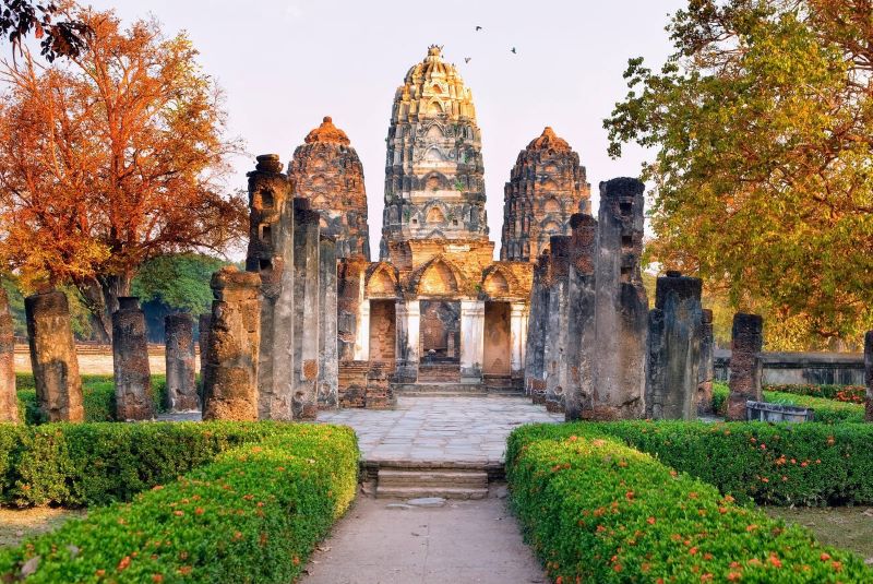 Ruines du temple Wat Si Sawai à Sukhothai