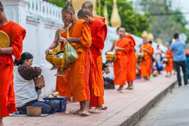 Des moines reçoivent de la nourriture 