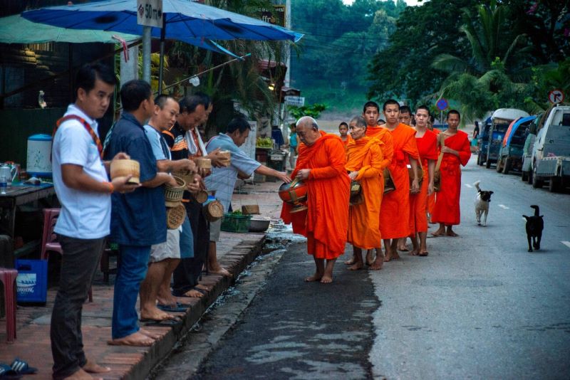 Début matinal de la quête d''aumônes par les moines