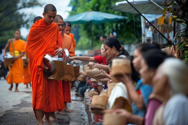 Les moines pratiquent l''aumône
