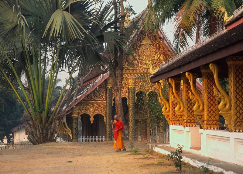 Le moine nettoie le temple