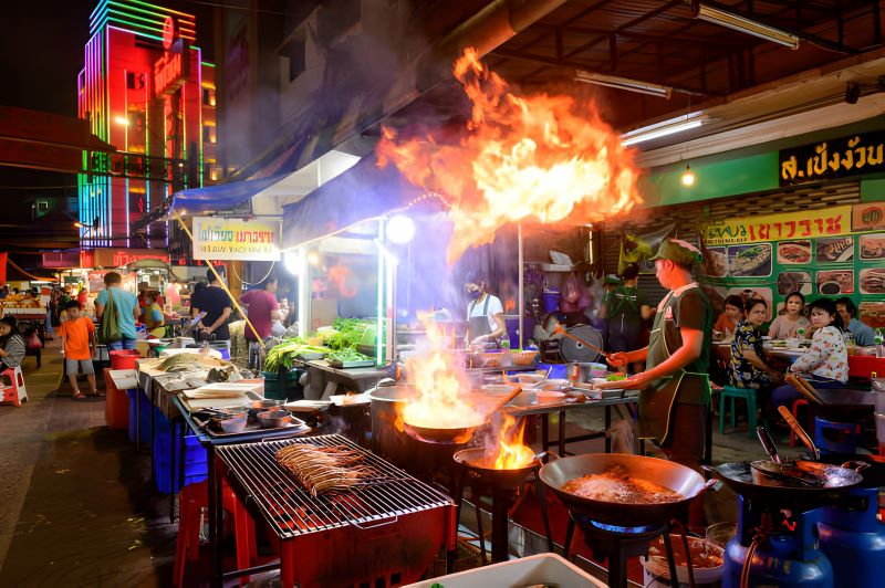Chef cuisinier dans un restaurant sur la rue Yaowarat Road, Bangkok