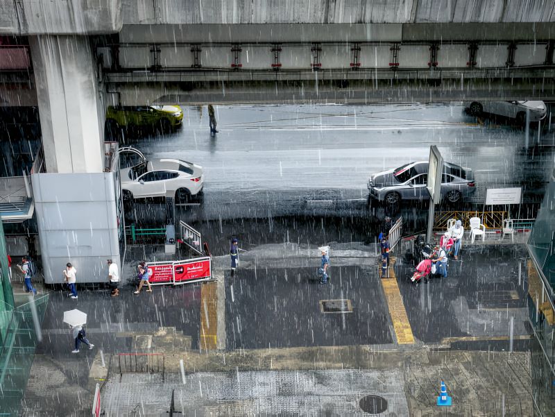 Gens marchant dans la rue un jour de pluie en Thaïlande