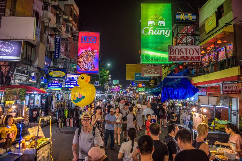 Vie nocturne sur Khaosan Road, au centre de Bangkok