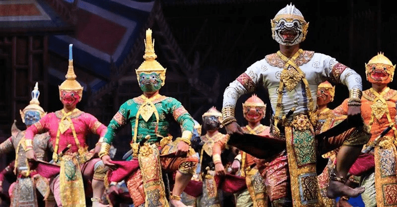 un spectacle de danse traditionnelle thaïlandaise