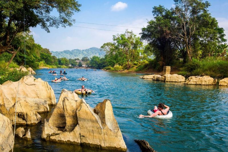Touristes faisant du tubing sur la rivière Song à Vang Vieng