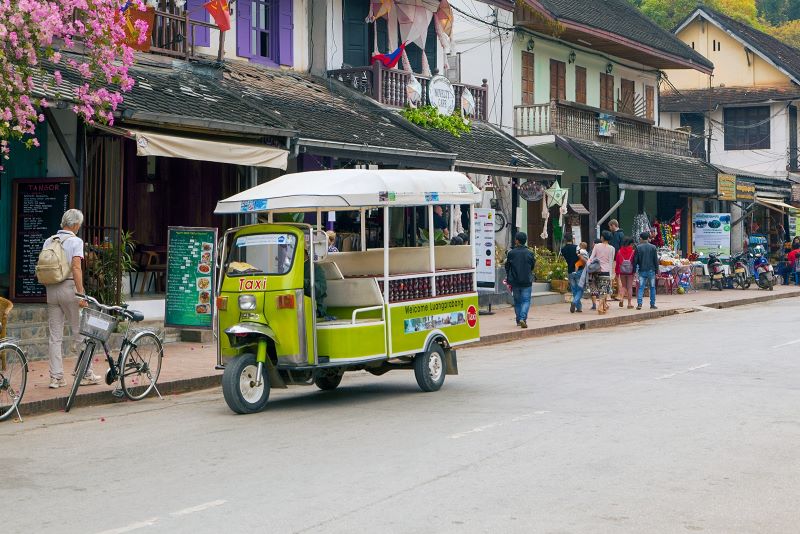 Dans la plupart des villes du Laos, ce petit véhicule à trois roues fait office de taxi