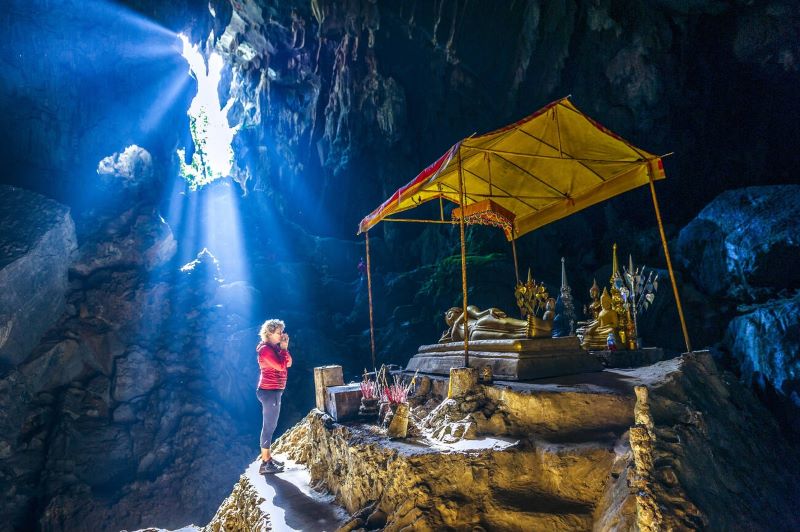 Le Bouddha couché dans la grotte de Tham Poukham