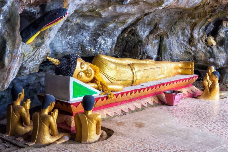 Statues de Bouddha dans les grottes du Triangle de Tham Sang