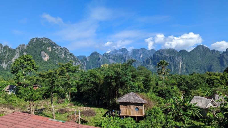 Vue sur la montagne depuis une chambre de Vang Vieng Camellia Hotel