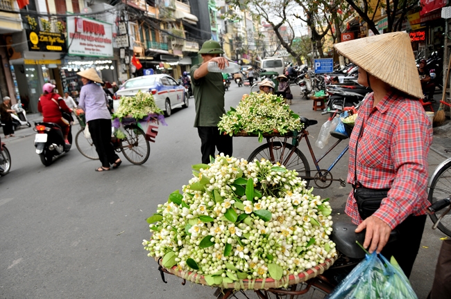 Des vendeurs ambulants de fleur sur une rue d''Hanoi en Mars