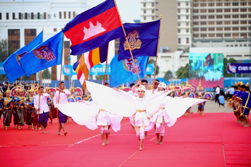 Peuple cambodgien célébrant la victoire sur le génocide