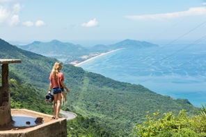 Le Col des Nuages et ville de Hoi An