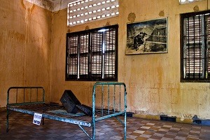Le musée du génocide de Tuol Sleng et le cimetière de Choeung Ek