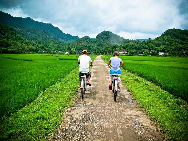 Découvrir la nature et des villages ethniques authentiques à pied ou à vélo