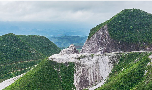 Admirer une vue panoramique sur toute la vallée de Mai Chau depuis le col de Thung Khe