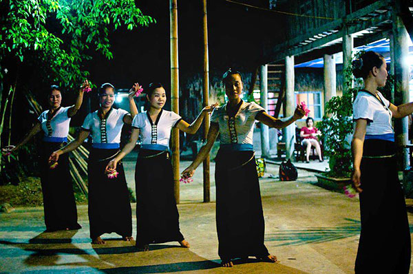 Boire un verre de Ruou Can et participer à un spectacle de danses folkloriques au village de l’ethnie Thaïs blanc