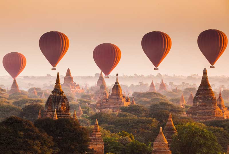 survoler les mystiques temples de Bagan en montgolfière