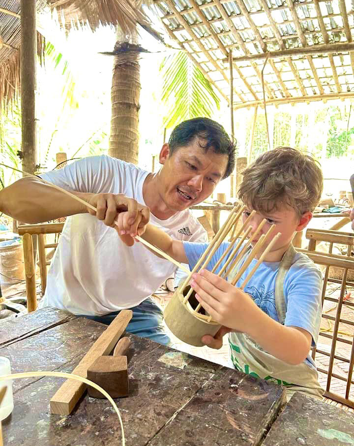 Fabrication d'une lampe em bambou en accompagnement de Tan Vo