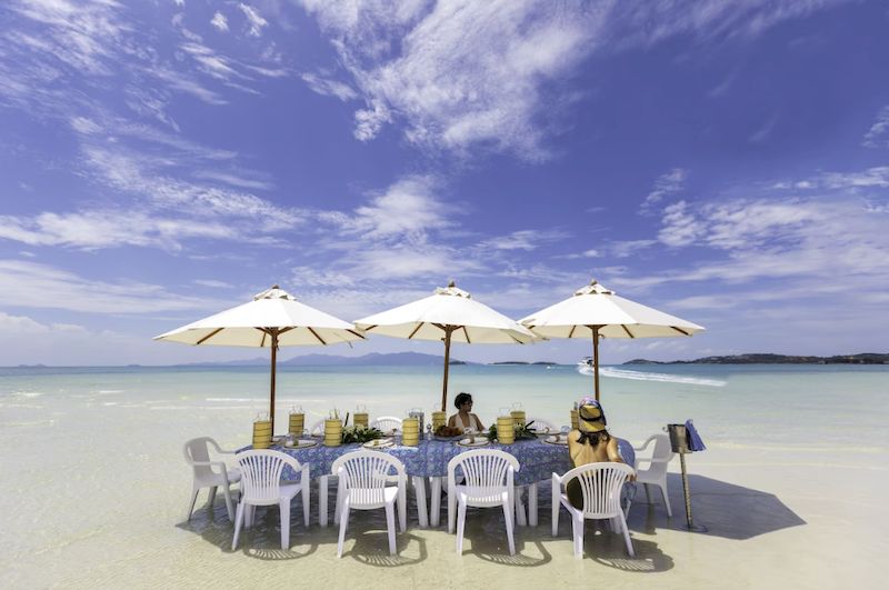 Un repas est organisé sur la plage de la côte de l'hôtel