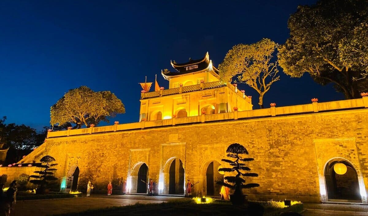 Tour de nuit à la citadelle impériale de Thang Long