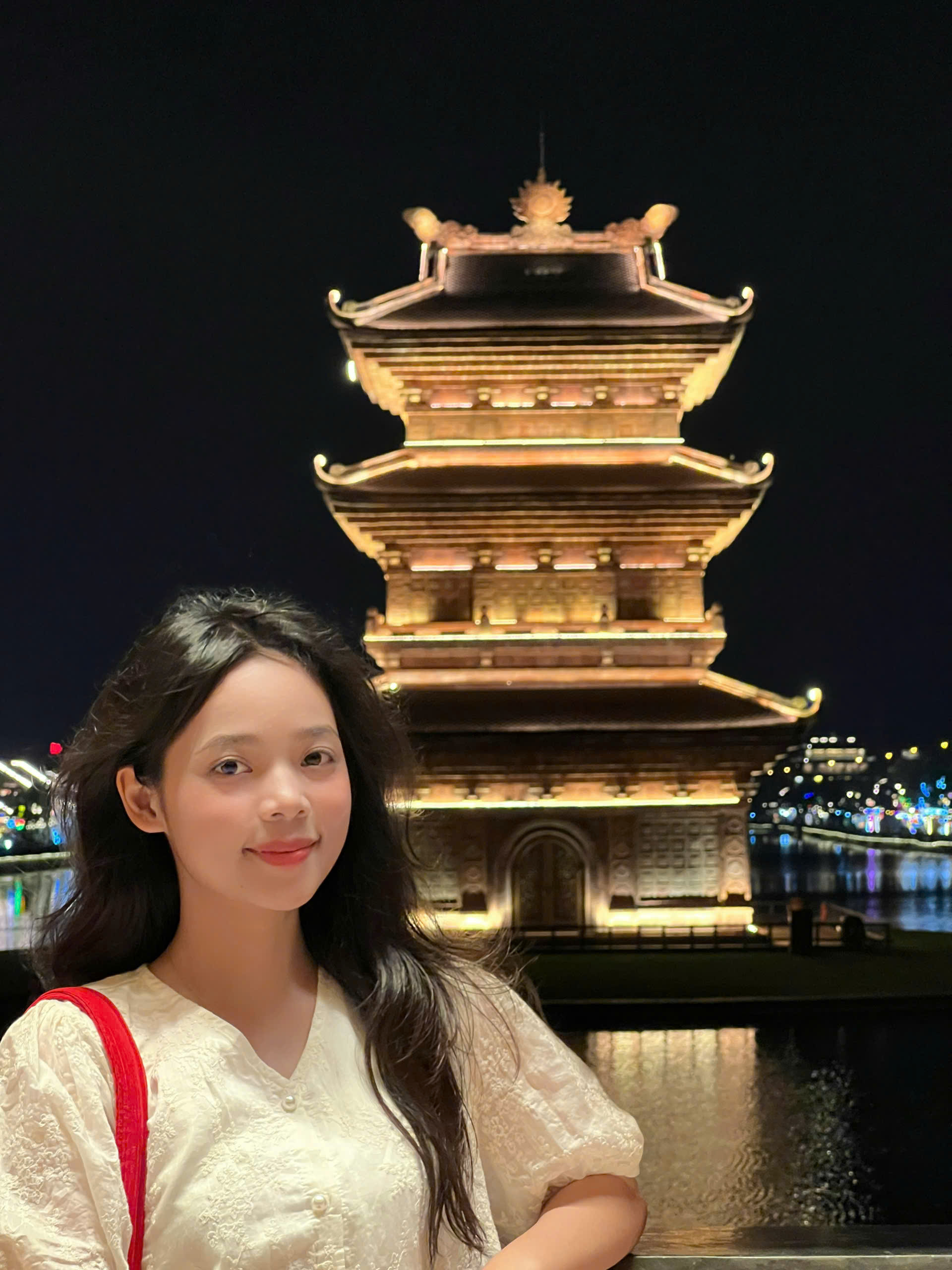 Huong durant son voyage de reperaage avec lequipe de Vietnam Découverte 1