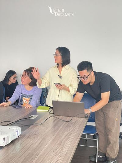 Notre chef comptable est en train de nous guider dans les procédures.