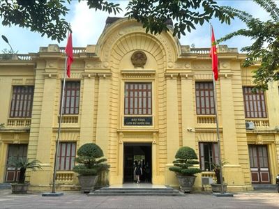Le Musée d'Histoire du Vietnam se divise en 2 sections, chacune dépeignant des périodes distinctes de l'histoire du pays. La deuxième section, illustrée sur la photo, présente des artefacts de la résistance vietnamienne