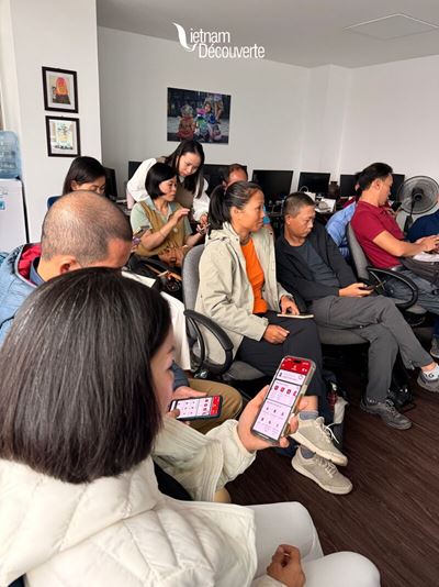 Les guides effectuent les manipulations sur leur téléphone.