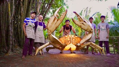 Un géant crabe fabriqué en bambou par M. Tan Vo et ses élèves