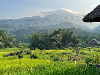 Hạ Thành, un petit hameau situé près de la ville de Hà Giang, avec des champs cultivés s'étendant autour des maisons sur pilotis