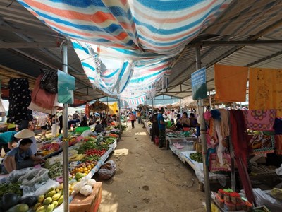 Le marché Pho Doan propose une grande variété de produits à la vente